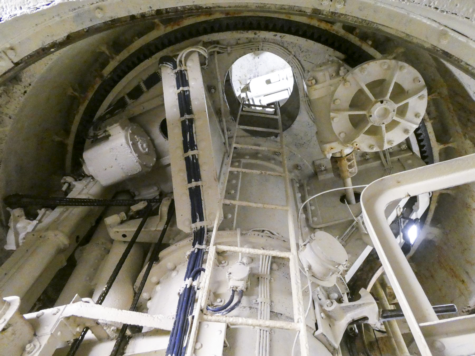 Ligne Maginot - FOUR A CHAUX - FAC - (Ouvrage d'artillerie) - 
Bloc 2
Echelle d'accès à la chambre de tir de la tourelle de 75/32 - ELLENA Daniel - CUNY Philippe