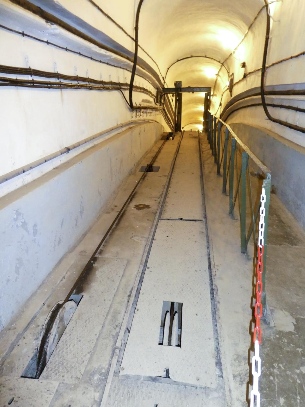 Ligne Maginot - FOUR A CHAUX - FAC - (Ouvrage d'artillerie) - Plan incliné
Portique supérieur et rampe de déchargement/chargement  - ELLENA Daniel - CUNY Philippe