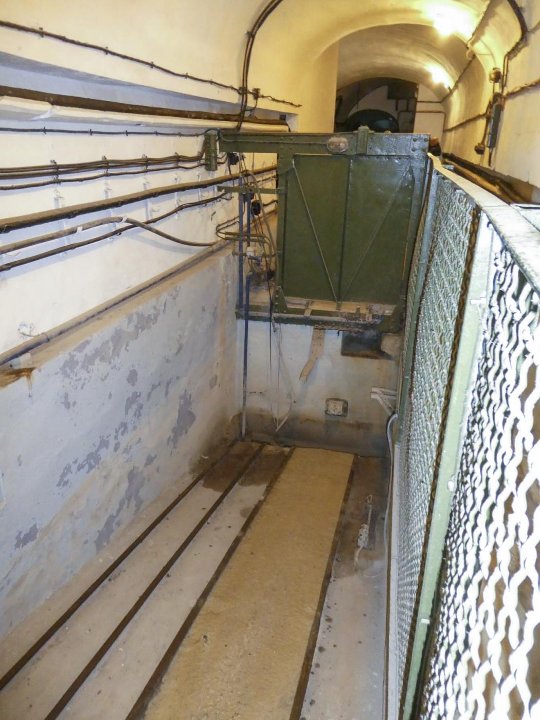 Ligne Maginot - FOUR A CHAUX - FAC - (Ouvrage d'artillerie) - Plan incliné
Portique inférieur - ELLENA Daniel - CUNY Philippe