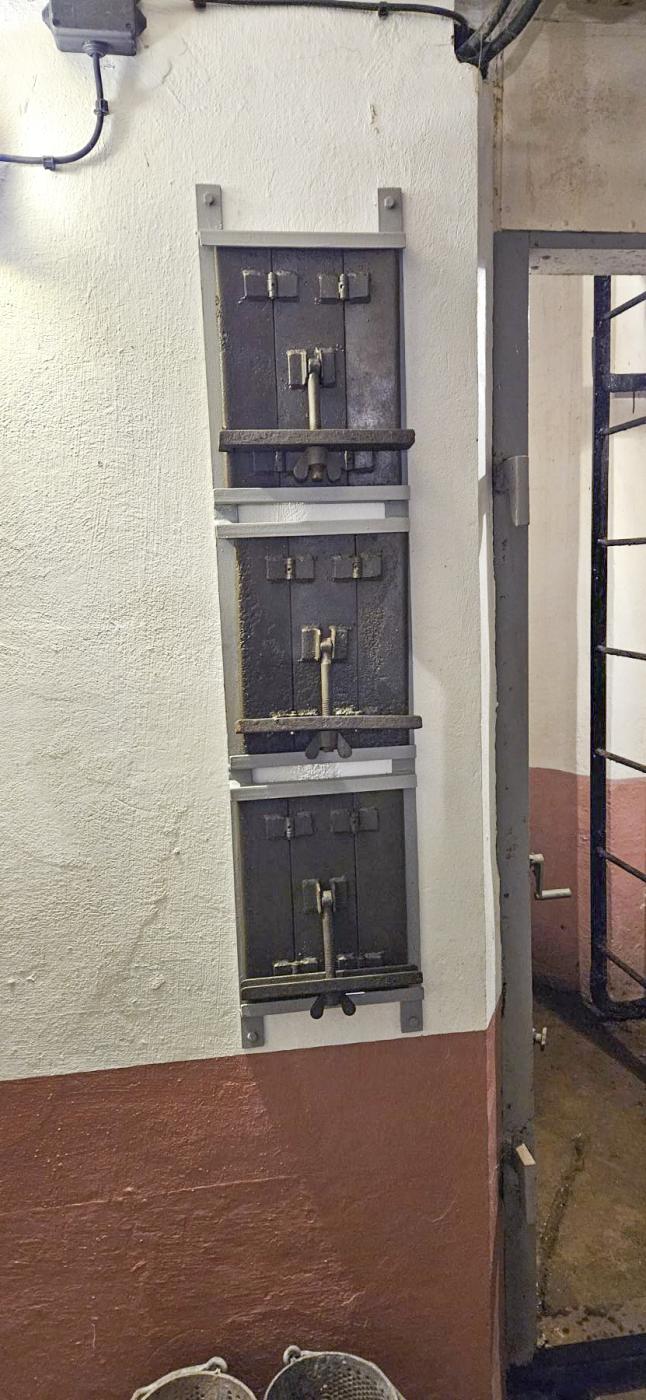 Ligne Maginot - SCHOENENBOURG - (Ouvrage d'artillerie) - Bloc 1
Obturateur pour créneau de cloche GFM type A en temps de paix - ELLENA Daniel-CUNY Philippe