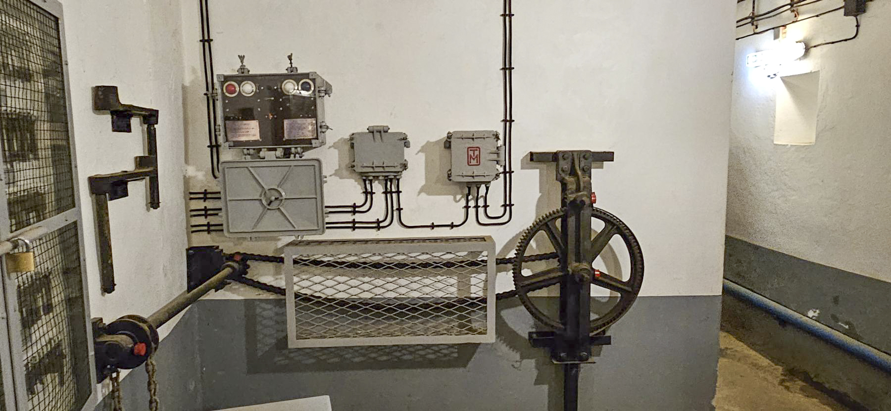 Ligne Maginot - SCHOENENBOURG - (Ouvrage d'artillerie) - Entrée munitions
Le treuil du pont roulant - ELLENA Daniel-CUNY Philippe