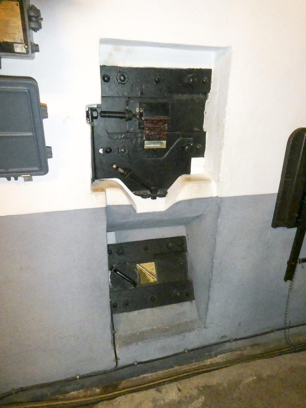 Ligne Maginot - ESCH - (Casemate d'infanterie - Double) - Créneau d'entrée et créneau de pied - ELLENA Daniel - CUNY Philippe