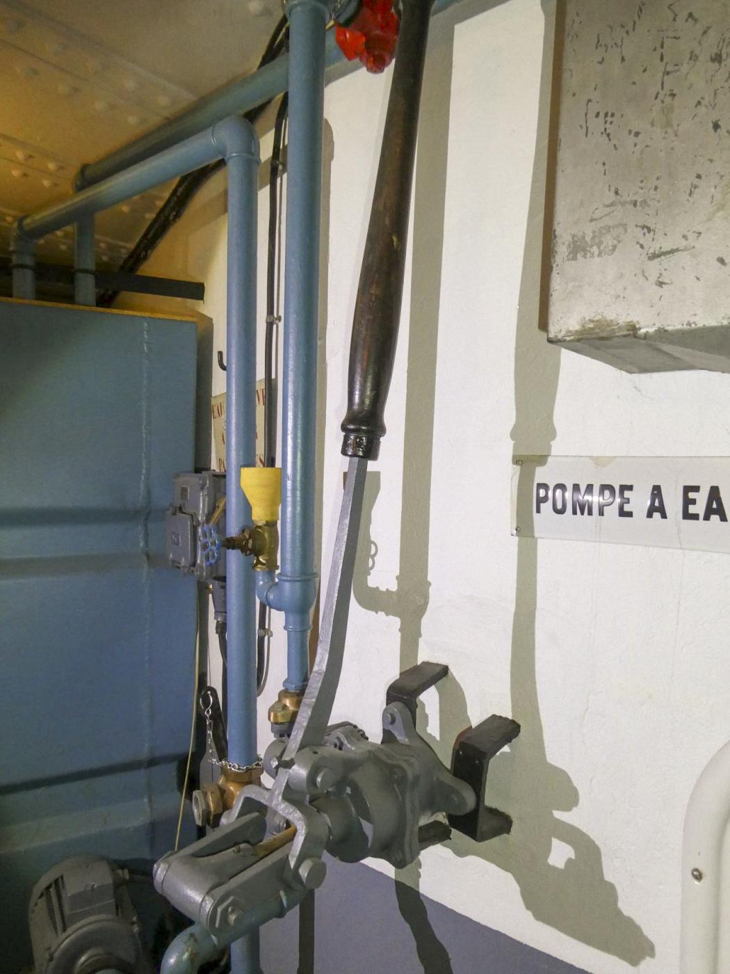 Ligne Maginot - ESCH - (Casemate d'infanterie - Double) - Pompe manuelle de secours pour la citerne - ELLENA Daniel - CUNY Philippe