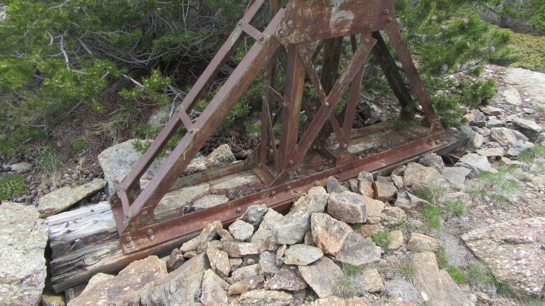 Ligne Maginot - TLFR - TéLéPHéRIQUE SAINT-CHAFFREY - GRANON - (RESEAU - Téléphérique (ligne)) - Détails de l'embase du pylône posée sur des poutres en bois   - Jean Berthier