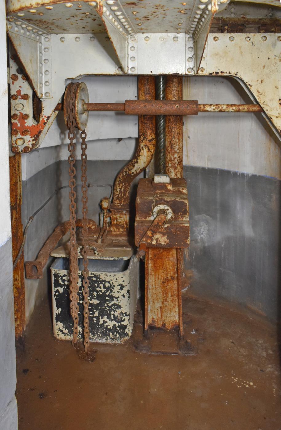 Ligne Maginot - ASCHBACH EST - O2 - (Casemate d'infanterie - Double) - Cloche JM
Plancher mobile, entrainement de la noria et caisson de récupération des douilles - Daniel Froehly