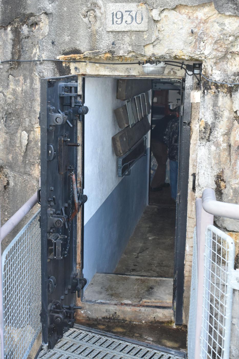 Ligne Maginot - OBERROEDERN SUD - RIEFFEL - (Casemate d'infanterie - Double) - Porte d'entrée surmontée du cartouche '1930' - Daniel Froehly