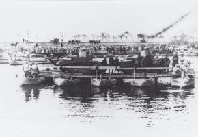 Ligne Maginot - 2° Régiment du Génie (2° RG) - Metz Chambières - 27 mars 1928
Passage de chars Renault FT17 par la 1° Cie
Portière de 3 bateaux + 2 allèges