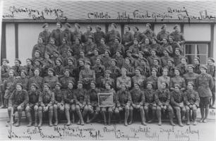 Ligne Maginot - MONT DES WELCHES - (Casernement) - 10° Cie Mixte du 164° RIF - Régiment de la Nied
Une partie de l'équipage de l'ouvrage du Mont des Welsches devant le casernement léger 