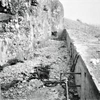 Ligne Maginot - FERMONT - A2 - (Ouvrage d'artillerie) - Le bloc 4 après les combats
On distingue en haut à gauche le mur entre les deuxième et troisième chambres de tir qui a été percé par un canon de 88 FLAK 36