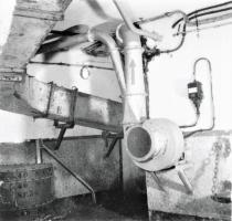 Ligne Maginot - FERMONT - A2 - (Ouvrage d'artillerie) - Bloc 4
Etage inférieur
Gaine du transporteur à rouleau pour l’évacuation des douilles
A droite, ventilateur air pur  