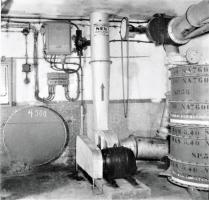 Ligne Maginot - FERMONT - A2 - (Ouvrage d'artillerie) - Bloc 4
Etage inférieur
Ventilation du bloc
Ventilateur mode gazé et filtres de rechange