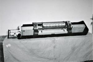 Ligne Maginot - Lunette fixe type G (G) - Ouvrage de Fermont bloc 4
Lunette type G dans le support utilisé pour le stockage dans sa caisse étanche
En partie supérieure, le tube perofoé pour les sachets de Silicagel (déhydratant)
Sur l'avant contre le corps de la lunette, une boite de pièces de rechanges

