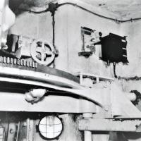 Ligne Maginot - Lunette fixe type G (G) - Ouvrage de Fermont bloc 4
La lunette en place dans le mur de façade du bloc au niveau du poste du chef de pièce (en haut à droite)