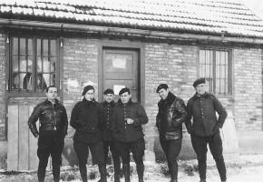 Ligne Maginot - SOULTZ SOUS FORET - (Infrastructure ferroviaire) - Personnel de la Compagnie de Soultz-sous-Forêts en 1939-40. Sur la porte du bâtiment, on peut lire : « Gare militaire - Voie de 60 »