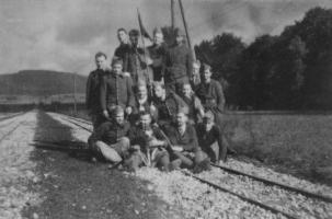 Ligne Maginot - VF60 - ANTENNE DE L'OUVRAGE DU HOCHWALD - (RESEAU - Voie 60 - Antenne ou rocade ferroviaire) - 35 - GARE DE LAMPERTSLOCH 
Photo de famille d’une équipe de sapeurs, en septembre 1939 à la gare de Lampertsloch (dont on devine le toit à l’arrière et à droite du groupe). Ces hommes viennent d’en achever la construction. On peut remarquer la qualité de réalisation de la double voie et du ballast.