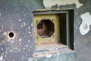 Ligne Maginot - ASCHBACH EST - O2 - (Casemate d'infanterie - Double) - Chambre de tir nord-ouest
Noter l'orifice pour le périscope de fossé diamant à gauche du créneau FM