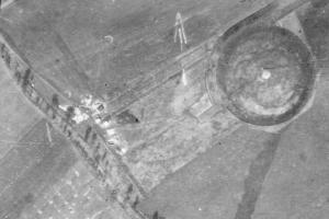 Ligne Maginot - DB327 - HAIE AUX MURES 1 - (Blockhaus pour canon) - Vue aérienne du 9 mars 1940.
On aperçoit Db327 et Db328 en construction à la gauche du Bloc 2 de l'ouvrage de la Ferme Chappy