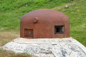 Ligne Maginot - LAVOIR - (Ouvrage d'artillerie) - Bloc 5
Cloche GFM. 
Noter les créneaux décalés