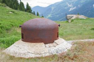 Ligne Maginot - LAVOIR - (Ouvrage d'artillerie) - Bloc 5
Cloche GFM. 
Noter l'inscription sur la cloche
Le bloc cheminée à l'arrière-plan.