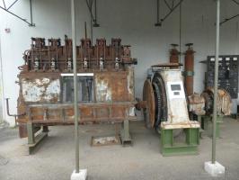 Ligne Maginot - HOCHWALD - (Ouvrage d'artillerie) - Moteur SULZER type 6 DD 22 provenant de l'ouvrage Hochwald-Ouest. Vendu en 1967 à une gravière de Souffelweyersheim, revenu au sein de l'AALMA au fort de Schoenenbourg, qui le a mis à disposition du musée de l'abri de Hatten pour l'exposition.