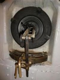 Ligne Maginot - Créneau renforcé pour fusil mitrailleur 24/29 sous béton (FM B) - Créneau FM B avec support d'arme et dessous le débattement de l'azimut 