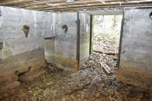 Ligne Maginot - CB286 - BOIS DE CATTENOM 04 - (Blockhaus pour canon) - Vue intérieure des deux entrées et des goulottes lance-grenades.