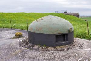 Ligne Maginot - SCHOENENBOURG - (Ouvrage d'artillerie) - Bloc 5
Cloche GFM. 
Le bloc 6 est visible à l'arrière-plan.