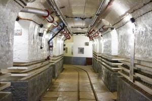 Ligne Maginot - SCHOENENBOURG - (Ouvrage d'artillerie) - Entrée des munitions
A la gauche du blockhaus de défense intérieure démarre la longue galerie vers les blocs avant. 
A gauche et à droite les couloirs mènent aux magasins aux artifices.