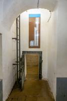 Ligne Maginot - SCHOENENBOURG - (Ouvrage d'artillerie) - Issue de secours
La porte ouverte donne sur le local destiné à recueillir le gravier lors de l'activation de l'issue. L'accès au puits de sortie se faisait par l'échelle au premier plan.