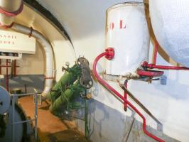 Ligne Maginot - SCHOENENBOURG - (Ouvrage d'artillerie) - L'usine électrique
La réserve journalière de fuel et les bouteilles d'air comprimée pour le lancement des moteurs 