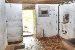 Ligne Maginot - GUNSTHAL COL OUEST - (Blockhaus pour arme infanterie) - Entrée du blockhaus avec prise d'air et créneau de défense