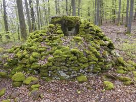 Ligne Maginot - FM39 - DIEBSKOPF 1 - (Blockhaus pour arme infanterie) - Le créneau latéral droit protégé par le rocaillage