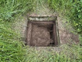 Ligne Maginot - BOIS DE HOFFEN - (Cuve pour canon) - La plateforme est totalement remblayée, seul l'issue de secours de l'abri attenant est visible