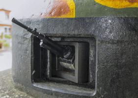 Ligne Maginot - ANCIENNE REDOUTE - (Abri) - La cloche GFM, le FM 24/29
L'arme étant, à l'inverse des créneaux de façade, dépourvue de système de maintien, elle donne l'impression de pendre.