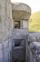 Ligne Maginot - CASTILLON (CN) - EO8 - (Ouvrage d'artillerie) - Bloc 3
Créneaux pour canon de 75 (au dessus) et mortier de 81 mm (en partie basse)
Les supports de l'antenne radio sont visibles sur la droite de la photo