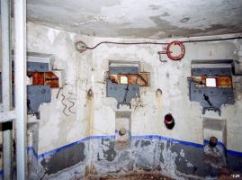 Ligne Maginot - CASTILLON (CN) - EO8 - (Ouvrage d'artillerie) - Bloc 1
La caponnière
Les créneaux FM et goulotte LG pour la défense du bloc d'entrée