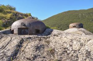 Ligne Maginot - CASTILLON (CN) - EO8 - (Ouvrage d'artillerie) - Bloc 4
La cloche mitrailleuse et la cloche VDP au second plan