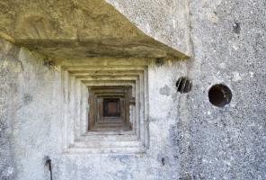 Ligne Maginot - CASTILLON (CN) - EO8 - (Ouvrage d'artillerie) - Bloc 4
L'unique créneau pour mitrailleuse du bloc