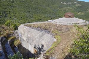 Ligne Maginot - CASTILLON (CN) - EO8 - (Ouvrage d'artillerie) - Bloc  6
Noter le décrochement du fossé du à la présence des mortiers