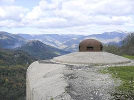 Ligne Maginot - CASTILLON (CN) - EO8 - (Ouvrage d'artillerie) - Bloc 6
Vue prise depuis les dessus du bloc 6, à l'arrière plan, le mont Barbonnet.