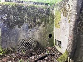 Ligne Maginot - GROSSMATTEN - (Blockhaus pour arme infanterie) - Prise d'air protégée et à droite, un créneau de fusillade de la caponnière