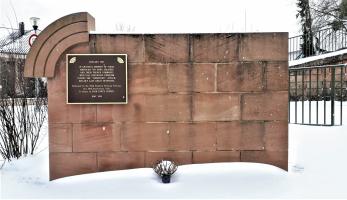 Ligne Maginot - 16/3 - KILSTETT - (Casemate d'infanterie - Double) - Monument commémoratif des combats de janvier 1945 érigé a coté de la casemate lors du cinquantenaire de la libération