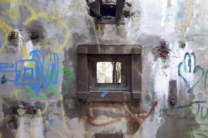 Ligne Maginot - SUNDHOUSE - (Stand de tir) - Trémie n°1 avec à gauche le support de la mitrailleuse de 13,2 et à droite le support du jumelage. En haut le bi-rail du canon de 37