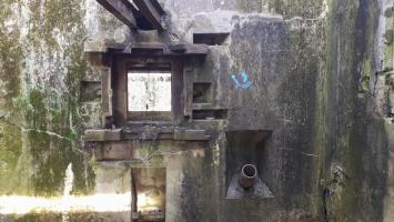 Ligne Maginot - SUNDHOUSE - (Stand de tir) - Trémie n°4 pour canon de 47, à droite la goulotte à grenades