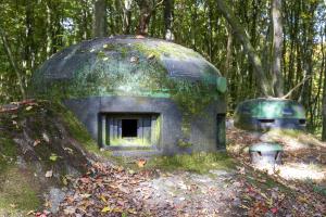 Ligne Maginot - BOUSSE - A24 - (Ouvrage d'infanterie) - Bloc 1
Cloche GFM (au premier plan), cloche de prise d'air et cloche VDP