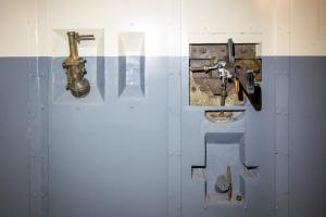 Ligne Maginot - MICHELSBERG - A22 - (Ouvrage d'artillerie) - Entrée mixte
Goulotte à grenades et créneau FM