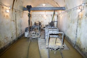 Ligne Maginot - MICHELSBERG - A22 - (Ouvrage d'artillerie) - Garage des locotracteurs dans la galerie principale entre l'usine et la caserne
