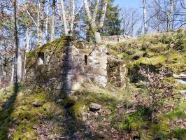 Ligne Maginot - CHATEAU NEUF 1 - (Blockhaus pour arme infanterie) - Créneau latéral et créneau de défense de l'entrée. Au dessus, le blockhaus Château Neuf 2