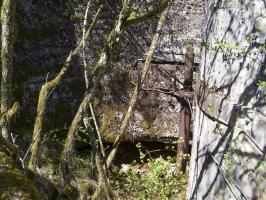 Ligne Maginot - COUCOU - A20 - (Ouvrage d'infanterie) - Bloc 2
Le mat support du caisson blindé pour le projecteur (non monté) et le support du projecteur provisoire