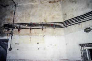 Ligne Maginot - COUCOU - A20 - (Ouvrage d'infanterie) - Le blockhaus pour la défense de la galerie. 
Voir les notes de musique posées sur les cables utilisés comme une portée